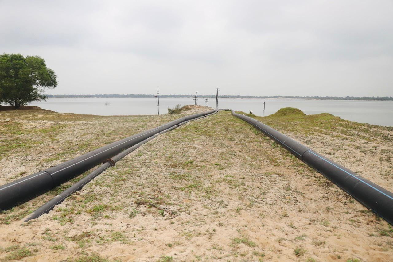 Các đường ống dẫn nước bên trong dự án khai thác mỏ sắt.