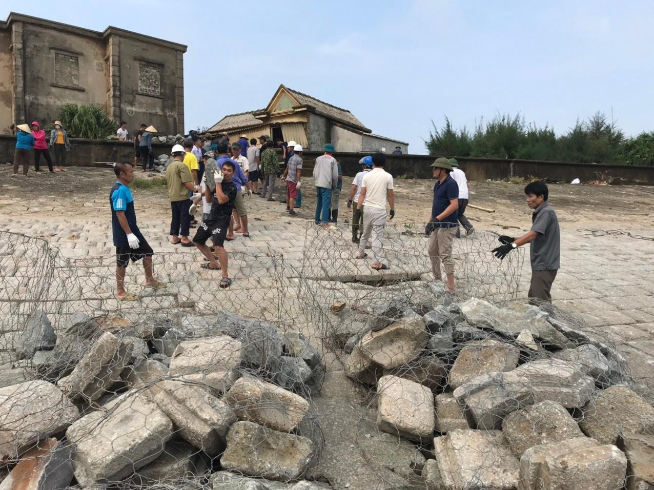 Theo lãnh đạo địa phương, đây là tuyến kè xung yếu nhất và thường hứng chịu triều cường, thiên tai, bão lũ. Sau thời gian dài sử dụng, công trình này đã xuống cấp và hư hỏng.