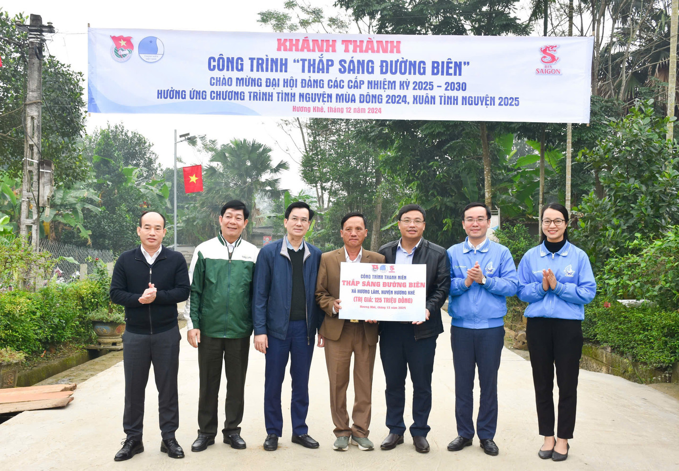 Khánh thành công trình thanh niên "thắp sáng đường biên" với chiều dài 1km. Ảnh: HN