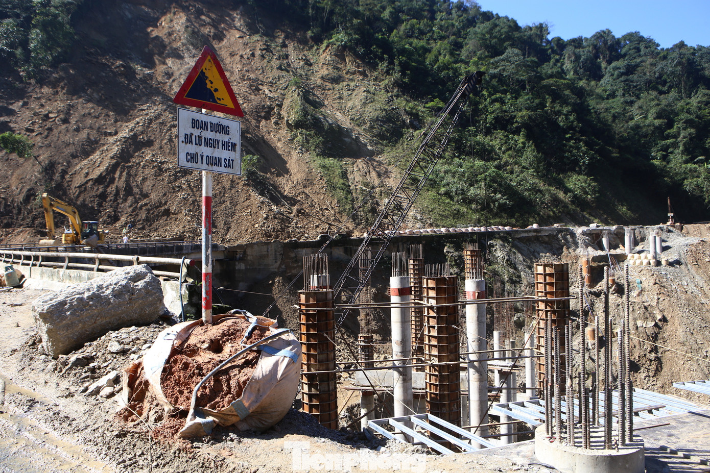 Dự án đầu tư xây dựng công trình cải tạo, nâng cấp quốc lộ 8A đoạn km37 - km85+300 (từ thị trấn Phố Châu đến Cửa khẩu quốc tế Cầu Treo) được khởi công vào năm 2014, dự kiến hoàn thành vào năm 2023. Trong ảnh: Công trình đang thi công nhưng thiếu biện pháp bảo vệ an toàn. Dự án đầu tư xây dựng công trình cải tạo, nâng cấp quốc lộ 8A đoạn km37 - km85+300 (từ thị trấn Phố Châu đến Cửa khẩu quốc tế Cầu Treo) được khởi công vào năm 2014, dự kiến hoàn thành vào năm 2023. Trong ảnh: Công trình đang thi công nhưng thiếu biện pháp bảo vệ an toàn.