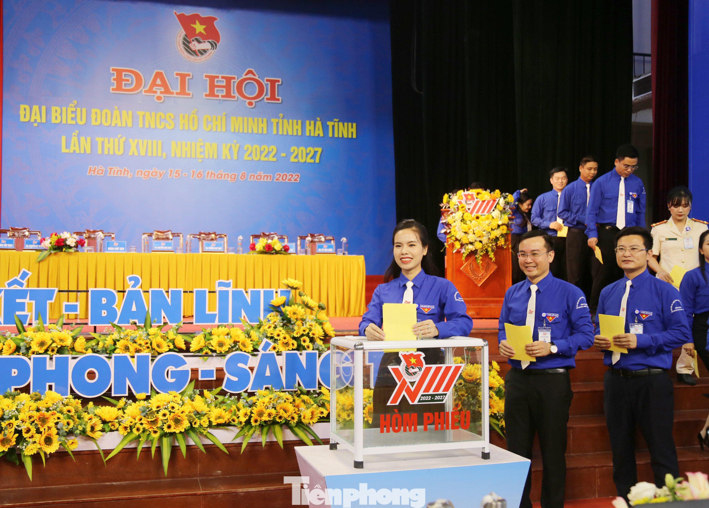 Trong không khí dân chủ, Đại hội đã sáng suốt bầu ra 38 Ủy viên Ban Chấp hành Tỉnh Đoàn khóa XVIII với kết quả tập trung cao, thể hiện ý chí, bản lĩnh, sức mạnh đoàn kết của tuổi trẻ Hà Tĩnh. Trong không khí dân chủ, Đại hội đã sáng suốt bầu ra 38 Ủy viên Ban Chấp hành Tỉnh Đoàn khóa XVIII với kết quả tập trung cao, thể hiện ý chí, bản lĩnh, sức mạnh đoàn kết của tuổi trẻ Hà Tĩnh.