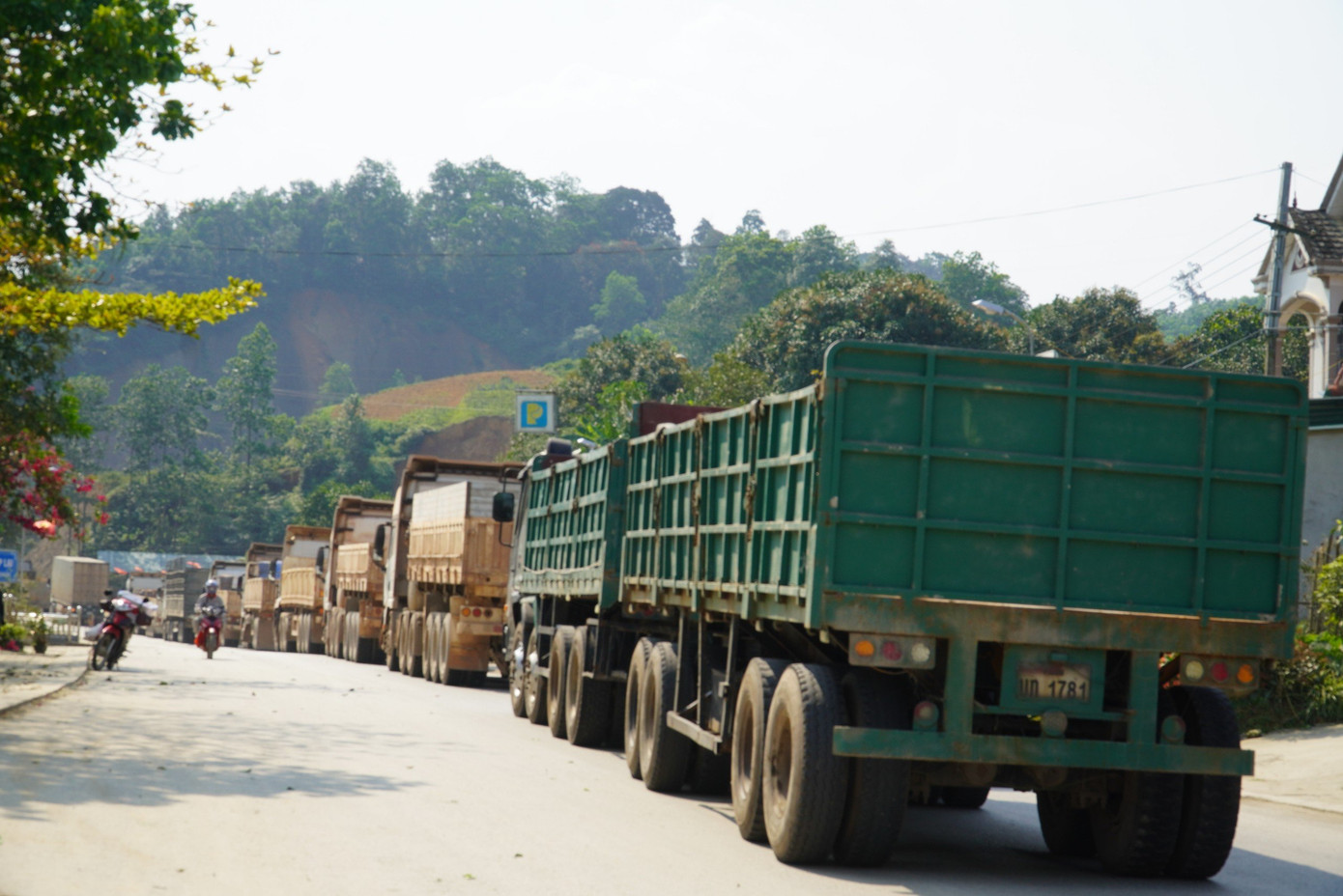 Sự cố khiến hàng loạt phương tiện bị ách tắc.