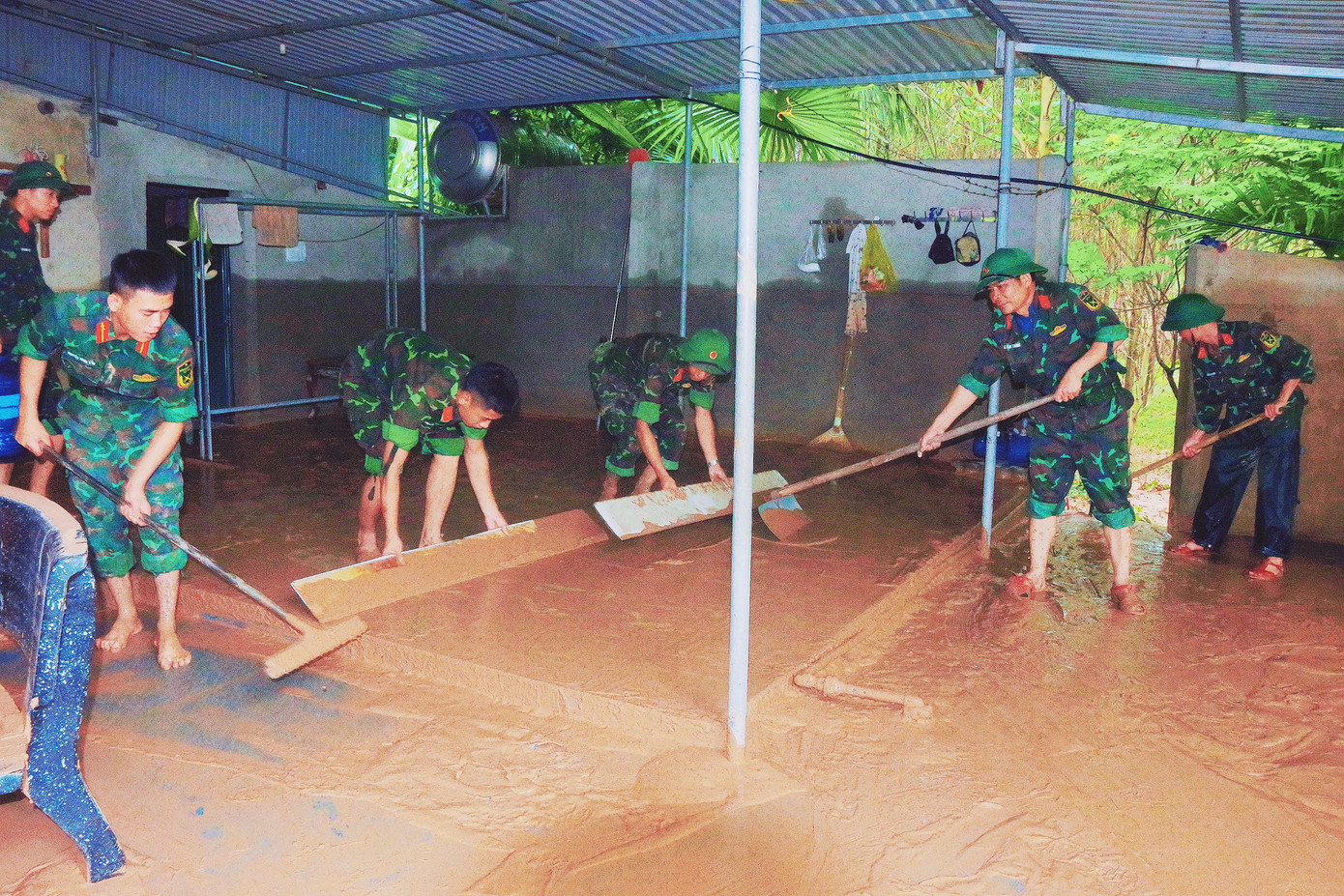 Lực lượng bộ đội phối hợp cùng chính quyền địa phương tham gia dọn dẹp bùn đất, vệ sinh môi trường, di dời tài sản giúp bà con ổn định đời sống sau mưa lũ.
