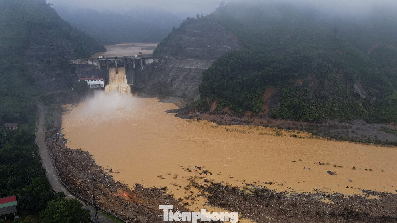 Địa thế hồ thuỷ điện nằm ở vị trí hứng chịu lượng nước lớn từ thượng nguồn sông Ngàn Sâu. Vì thế, nhà máy cần phải đảm bảo quy trình vận hành chặt chẽ để đảm bảo an toàn cho người dân vùng hạ du sông Ngàn Sâu.