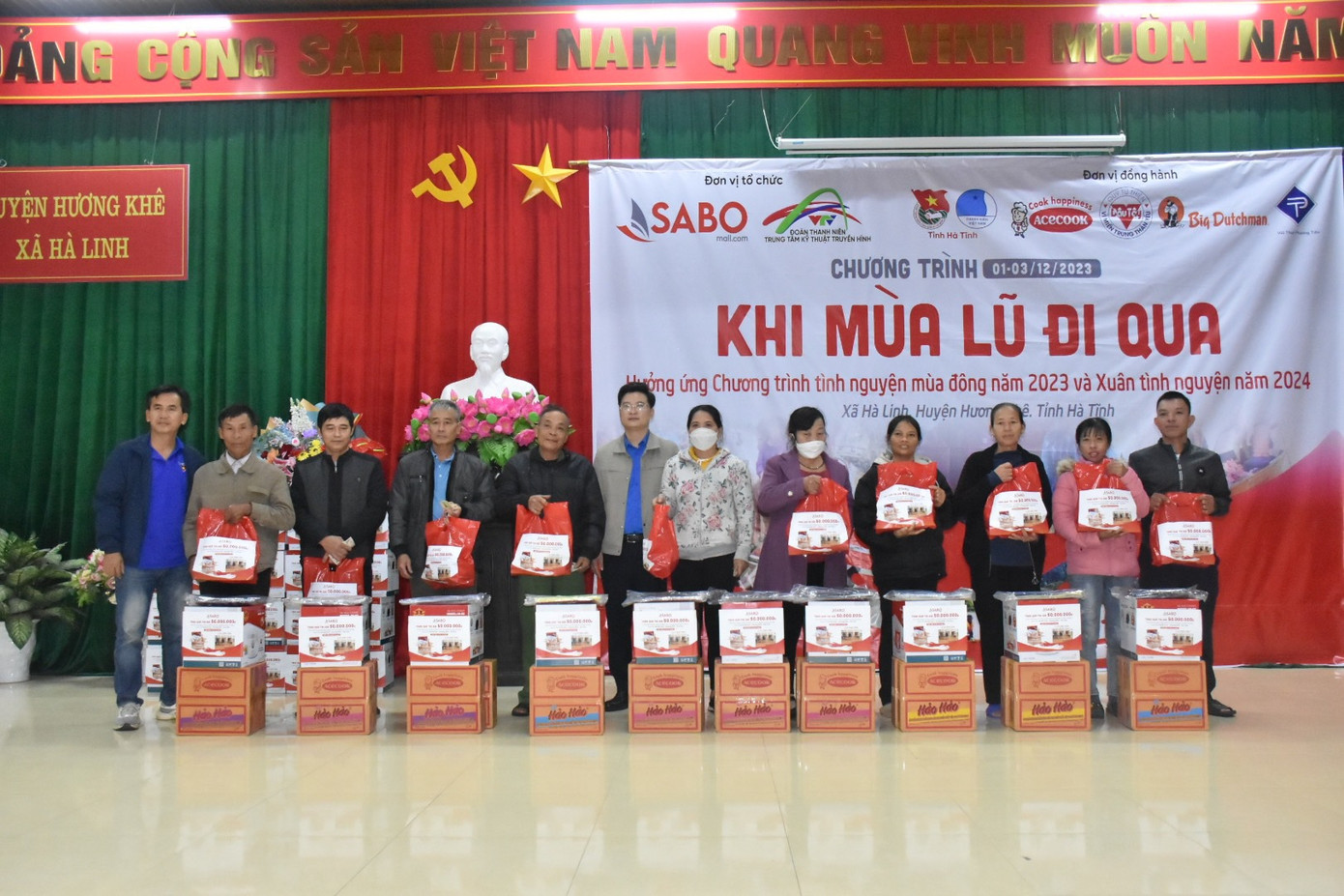 Tỉnh Đoàn Hà Tĩnh phối hợp cùng các nhà tài trợ trao quà hỗ trợ bà con vùng lũ.