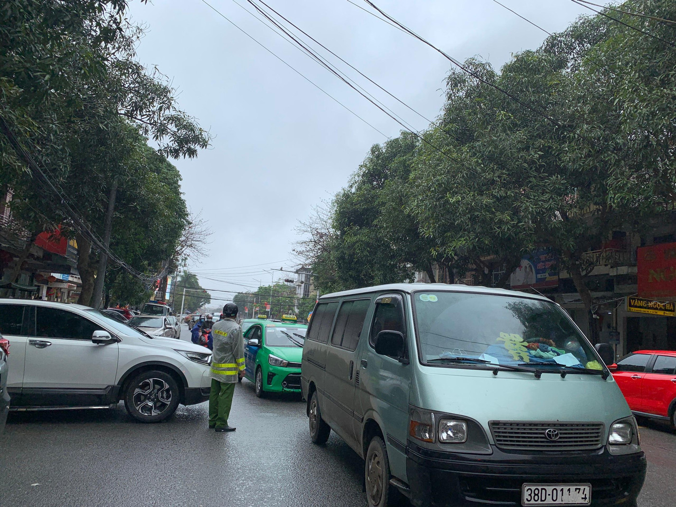 Vì số lượng người đi mua vàng đông nên lực lượng công an tổ chức điều tiết giao thông ở "phố bán vàng" để tránh ùn tắc giao thông.