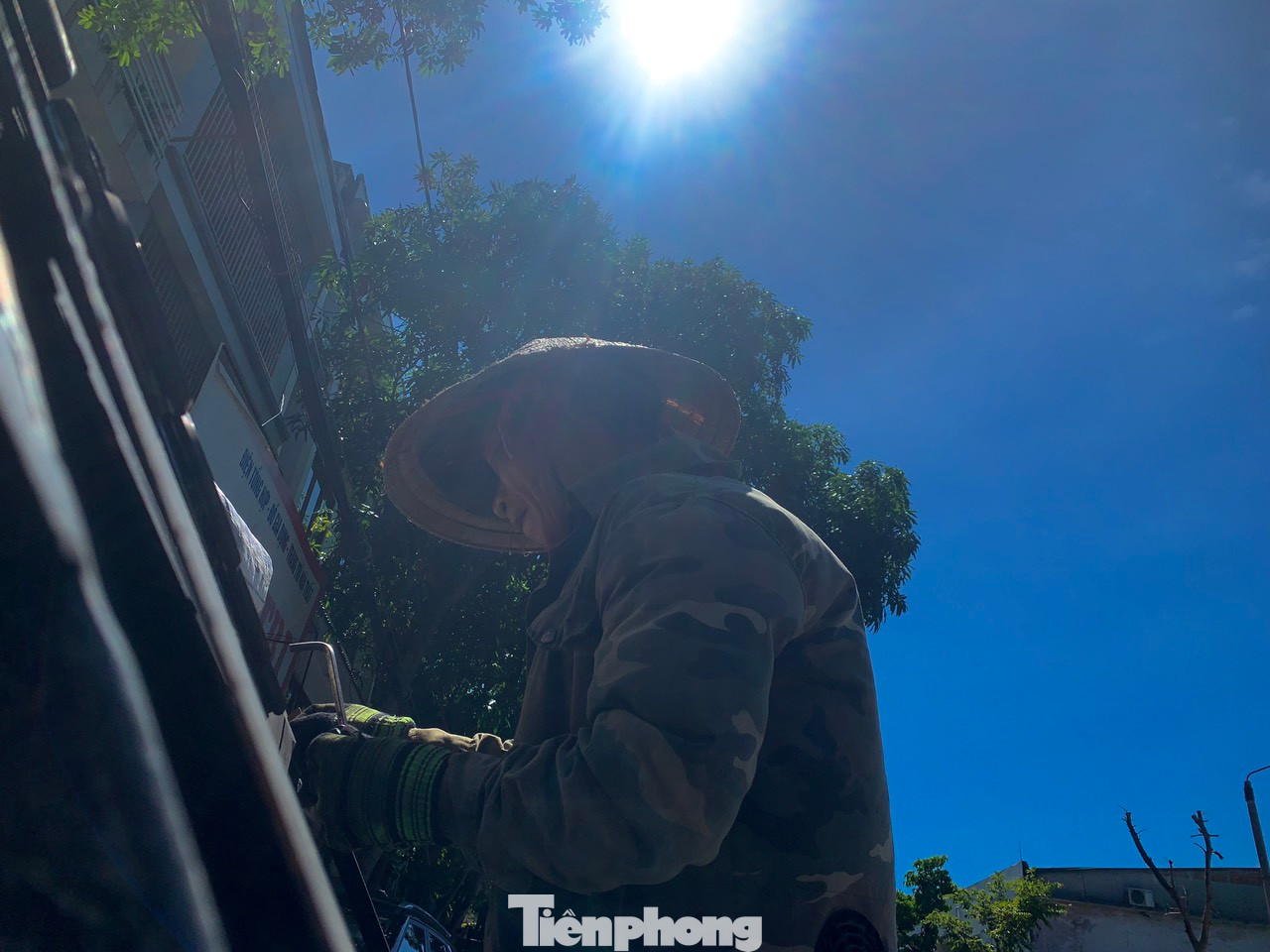 Ông Lương cho biết, mặc dù đã quen với cuộc sống ngoài đường nhưng vẫn không chịu nổi cái nắng nóng rát da trong vòng 1 tuần trở lại đây. Vật bất ly thân với ông Lương là áo khoác có trang bị quạt gió để chống nóng.