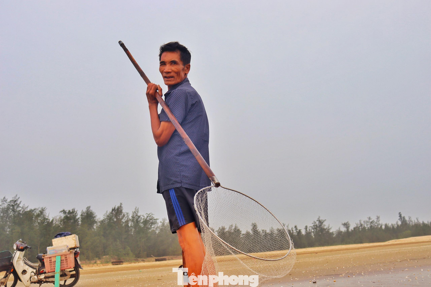 Ngoài ra ngư dân còn mang theo những cây vợt dài để có thể vớt những con mực lấp ló gần thuyền.