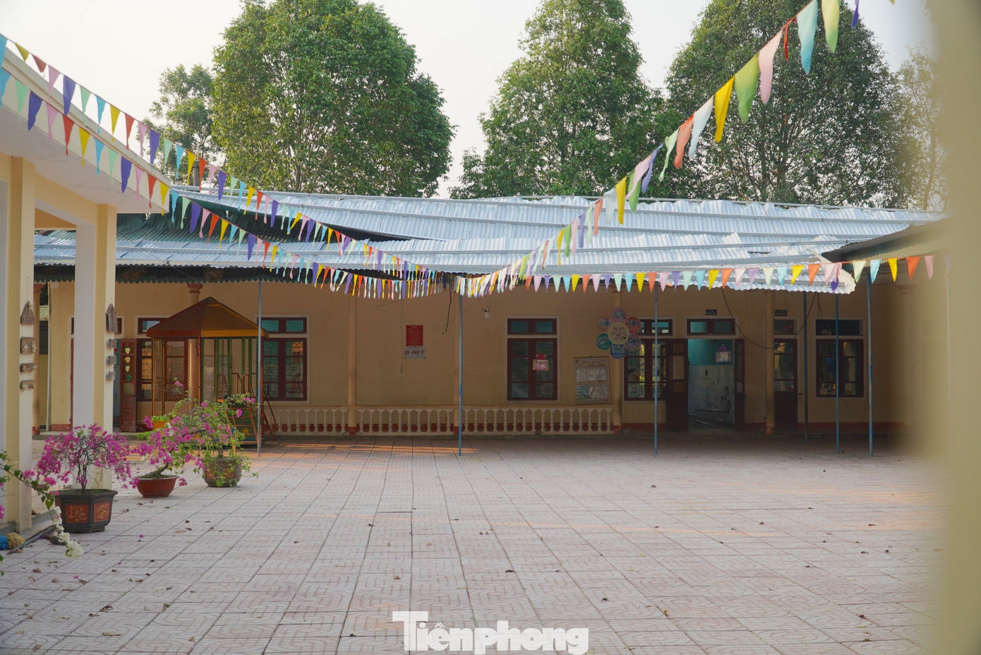 “Trường mong muốn sẽ được xây mới lại dãy nhà này, bởi nếu tu sửa vẫn không đảm bảo vì công trình đã xuống cấp. Giờ nhiều vết nứt đã xuất hiện, lo ngại nhất là khi mùa mưa bão tới sẽ không đảm bảo an toàn cho cô và trò”, cô Sự nói. “Trường mong muốn sẽ được xây mới lại dãy nhà này, bởi nếu tu sửa vẫn không đảm bảo vì công trình đã xuống cấp. Giờ nhiều vết nứt đã xuất hiện, lo ngại nhất là khi mùa mưa bão tới sẽ không đảm bảo an toàn cho cô và trò”, cô Sự nói.