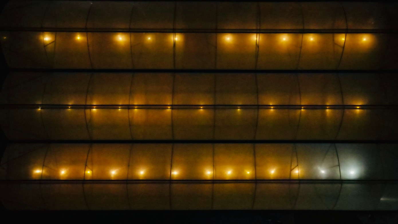 Tuy chong đèn ban đêm tốn kém hơn nhưng giá trị thu về lại cao hơn cách trồng hoa thông thường. Theo tính toán, mỗi đêm các nhà vườn trồng hoa cúc Tết phải bỏ ra chi phí từ 50 ngàn đồng – 70 ngàn đồng tiền điện.