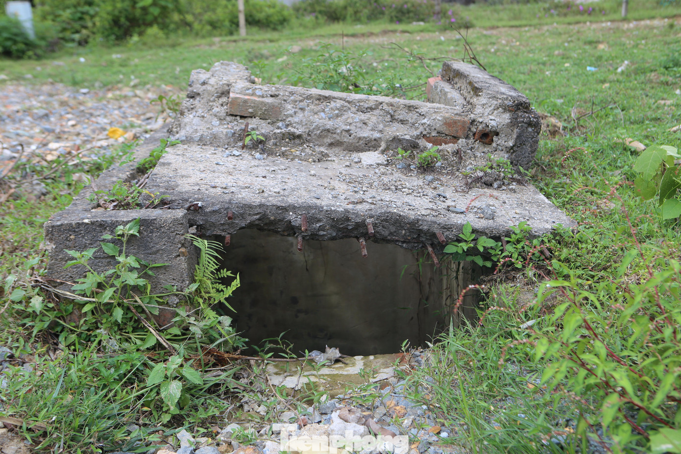 Đại diện lãnh đạo UBND phường Kỳ Lợi (thị xã Kỳ Anh) cho hay, người dân kiến nghị từ 10 năm trước nhưng giờ vẫn chưa xây dựng xong hạ tầng. Hiện có 547 hộ dân 2 thôn Tân Phúc Thành 1 và Tân Phúc Thành 2 lên khu tái định xây dựng nhà cửa, tuy nhiên hệ thống hạ tầng tại các thôn này vẫn chưa hoàn thiện. Phía địa phương đã kiến nghị lên chủ đầu tư, thị xã Kỳ Anh nhưng đến nay chưa có kết quả.