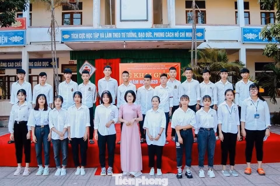 Pháp chụp ảnh cùng tập thể lớp 12 trường THCS-THPT Dân tộc nội trú Hà Tĩnh