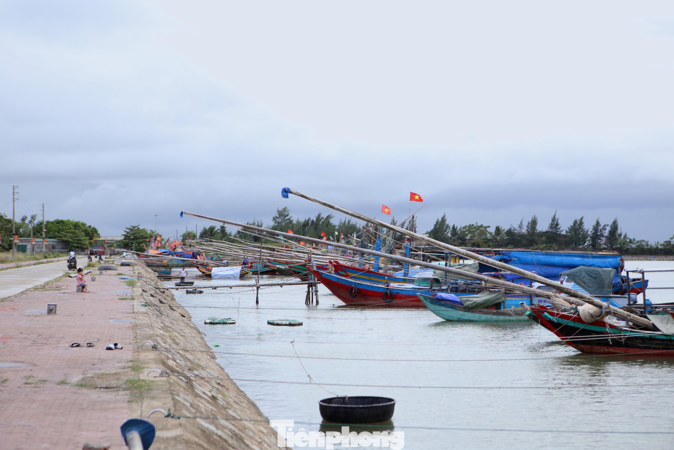 Những tàu ngoại tỉnh được thực hiện test nhanh 3 ngày 1 lần. Ngư dân thực hiện cách ly ở trên tàu. Trường hợp gió to có lệnh rời tàu thì cho ngư dân vào nhà cách ly tạm thời của cảng.