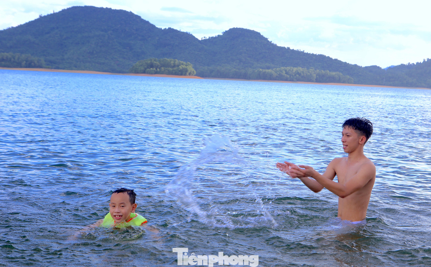 Nước tại hồ gần bờ nhưng cũng có độ sâu từ 50-100cm. Vì thế đa phần những thanh niên, người lớn mới di chuyển ra vị trí xa bờ hơn, còn trẻ em được người thân quan sát, cho tắm gần bờ.