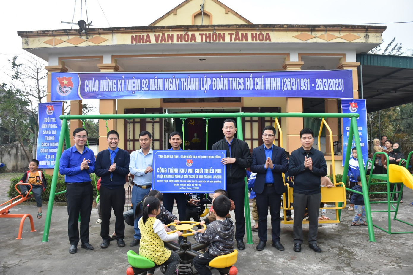 Trao tặng khu vui chơi dành cho thiếu nhi.