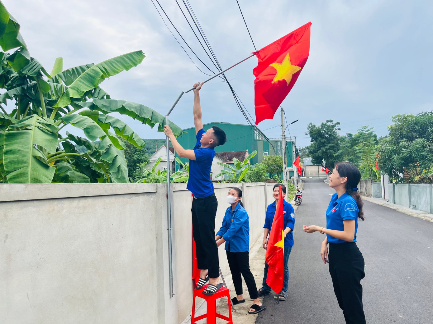 Theo Tỉnh Đoàn Hà Tĩnh, hưởng ứng ngày “Chiến sỹ tình nguyện vì đô thị văn minh và hỗ trợ người dân thực hiện dịch vụ công trực tuyến, giải quyết thủ tục hành chính” đã xây dựng 13 tuyến đường gắn camera giám sát đảm bảo an ninh, an toàn, hỗ trợ sửa chữa, xây dựng 15 nhà văn hóa, nhà nhân ái cho các gia đình có hoàn cảnh khó khăn.....