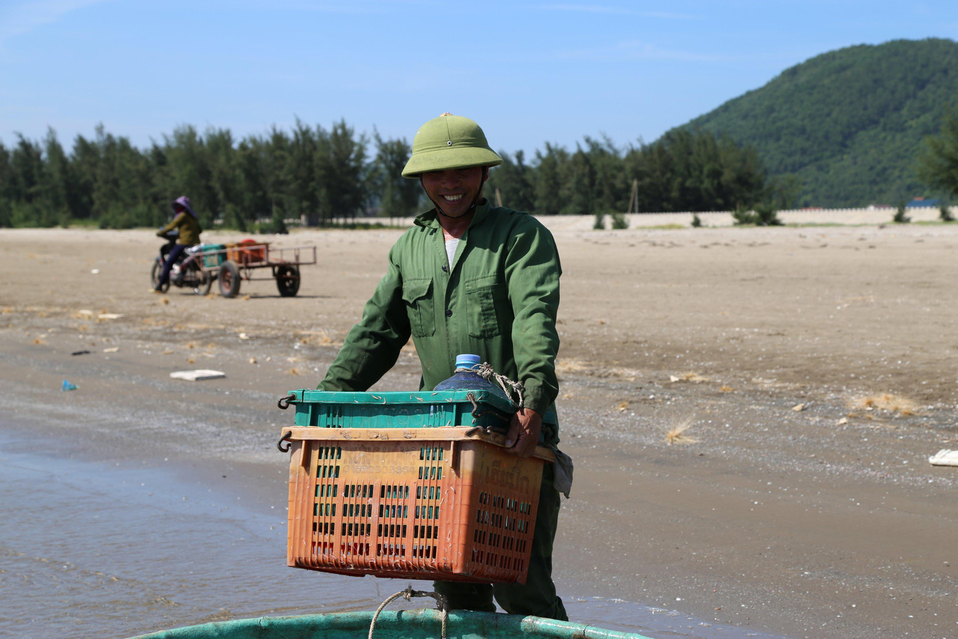 Anh Phạm Văn Thế (trú xã Cương Gián) chia sẻ, những ngày này thuyền anh ra khơi được từ 2-4 tạ ruốc biển. Để kịp phơi nắng, cứ 3 tiếng lại vào bờ một lần. Ruốc được người dân phơi trên những tấm lưới trên đường đên ven biển ở xã Cương Gián.