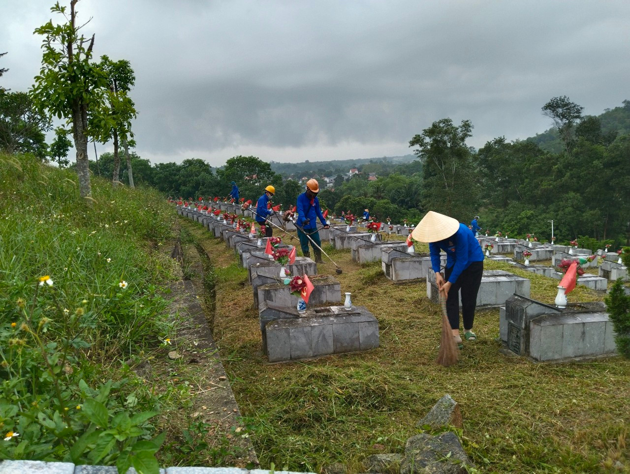 Với tinh thần “Đền ơn đáp nghĩa”, “Uống nước nhớ nguồn”, từ ngày 10-13/5, lực lượng đoàn viên thanh niên đã cùng góp sức để thực hiện nhiệm vụ chỉnh trang khuôn viên.