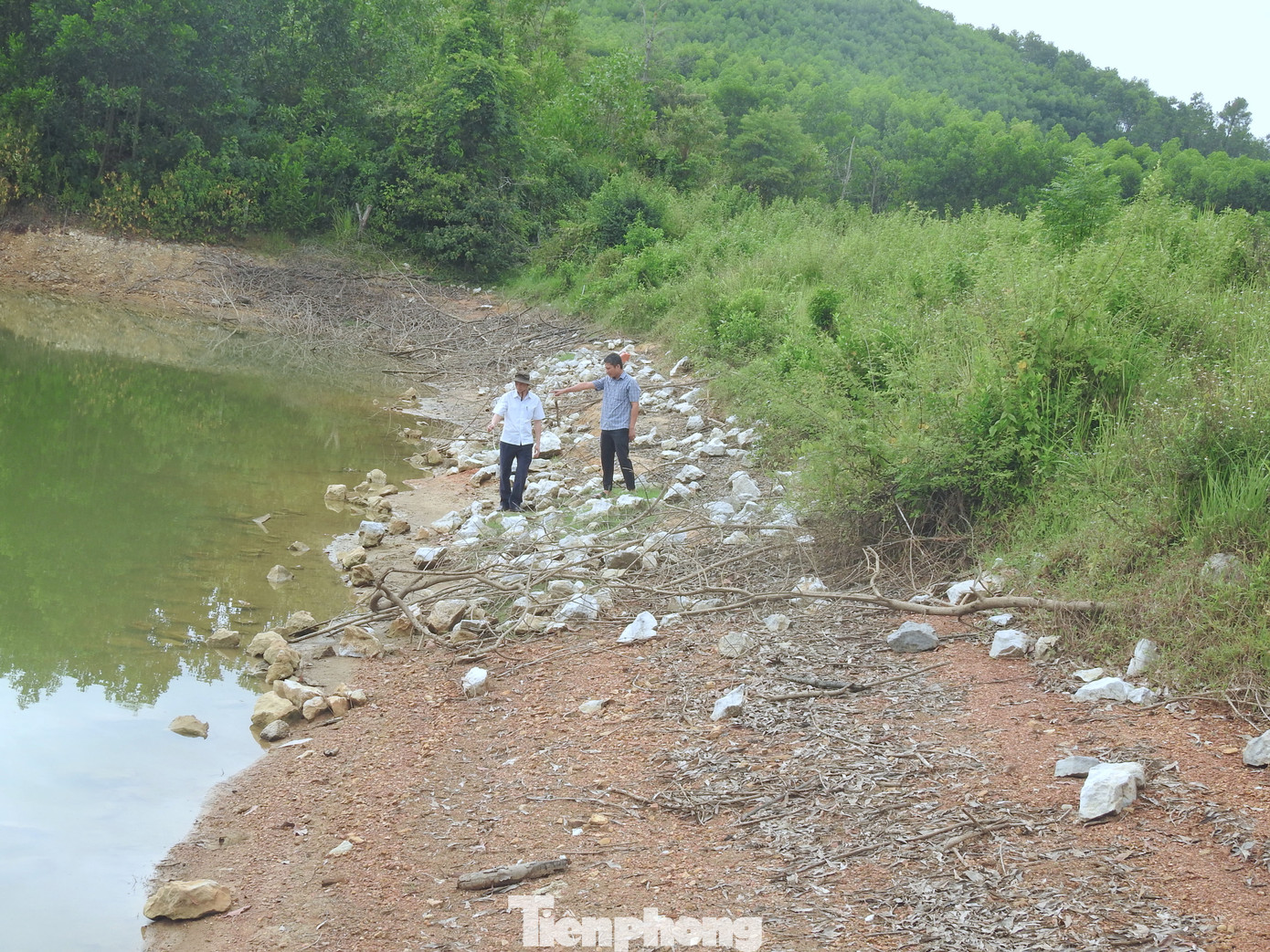 Nhiều hồ chứa nhỏ ở huyện Hương Khê bị thấm thân đập, bong tróc các lớp đá trong nhiều năm qua chưa có kinh phí sửa chữa.