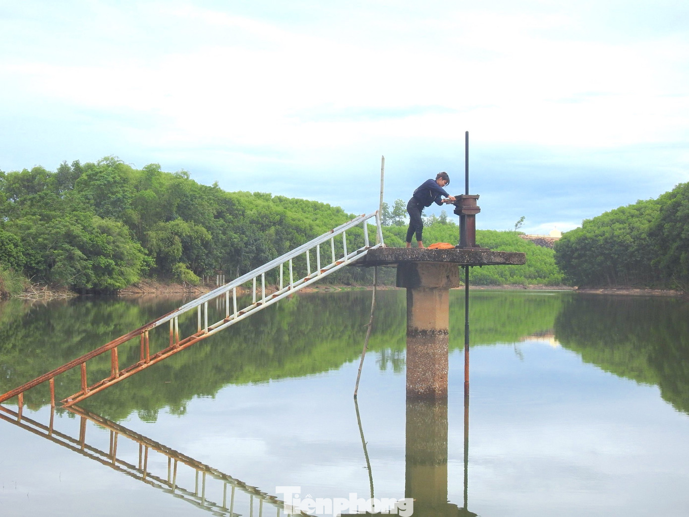 Hồ Cha Chạm ở xã Gia Phố (Hương Khê) đã xuống cấp, chưa có kinh phí để sửa chữa.