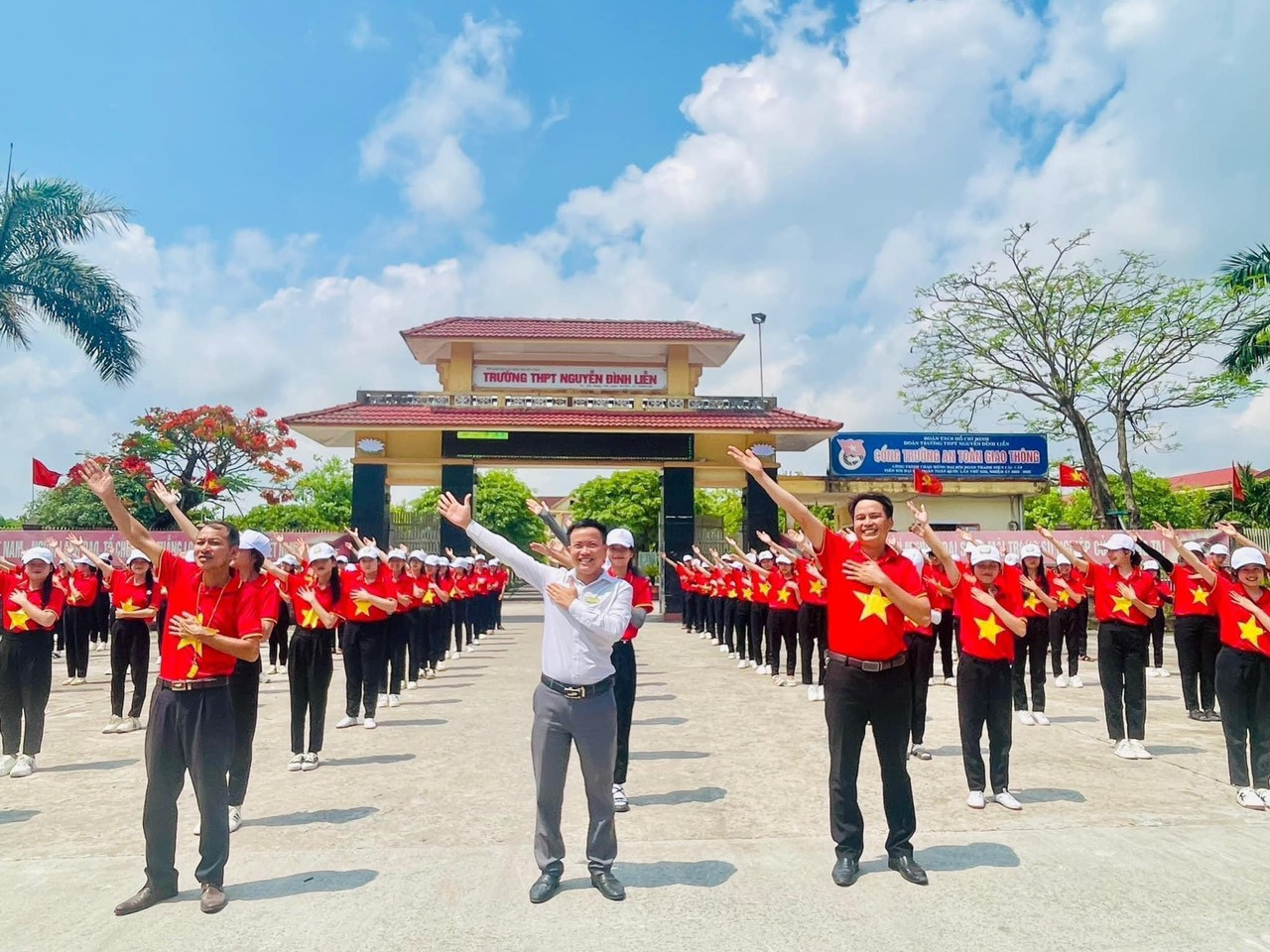 Hưởng ứng Chào mừng Đại hội Hội LHTN Việt Nam huyện Cẩm Xuyên (Hà Tĩnh) lần thứ VI, nhiệm kỳ 2024 - 2029, Đoàn trường THPT Nguyễn Đình Liễn tổ chức Ngày hội Tôi yêu Tổ quốc tôi. Ảnh: HN