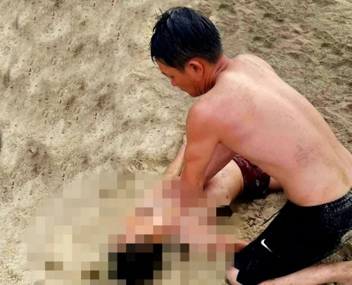 Nạn nhân được sơ cứu ngay khi lên bờ nhưng không qua khỏi.