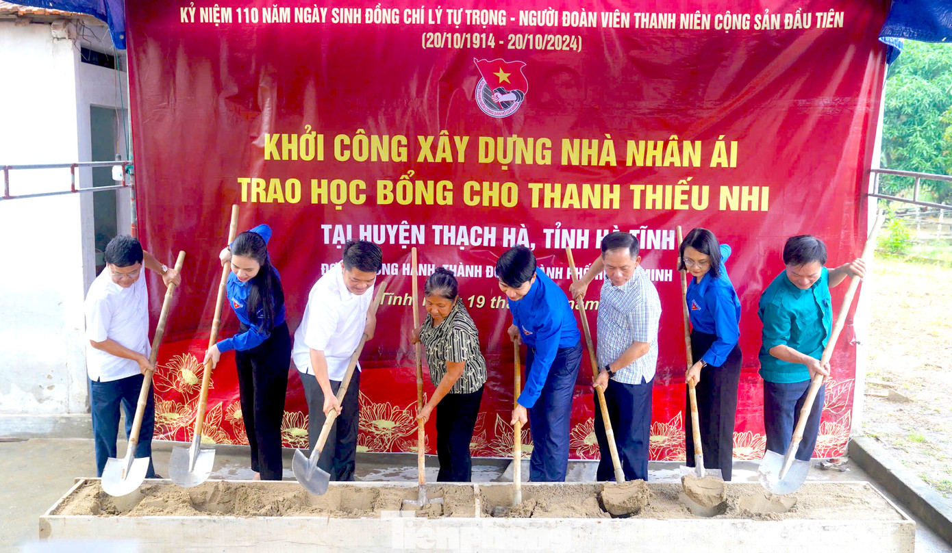 Trong sáng 19/10, tại xã Thạch Sơn, huyện Thạch Hà, Ban tổ chức đã khởi công nhà nhân ái cho bà Nguyễn Thị Tiệp (65 tuổi, thôn Tri Khê). Bà Tiệp có hoàn cảnh khó khăn, ngôi nhà của gia đình đã xuống cấp nghiêm trọng. Qua khảo sát và đề xuất của địa phương, T.Ư Đoàn, Thành Đoàn TPHCM đã hỗ trợ xây dựng nhà nhân ái với tổng số tiền 70 triệu đồng.