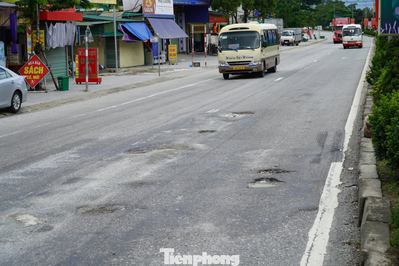 Quốc lộ 1 đoạn qua Hà Tĩnh xuống cấp, nhiều "ổ gà" xuất hiện trên mặt đường.
