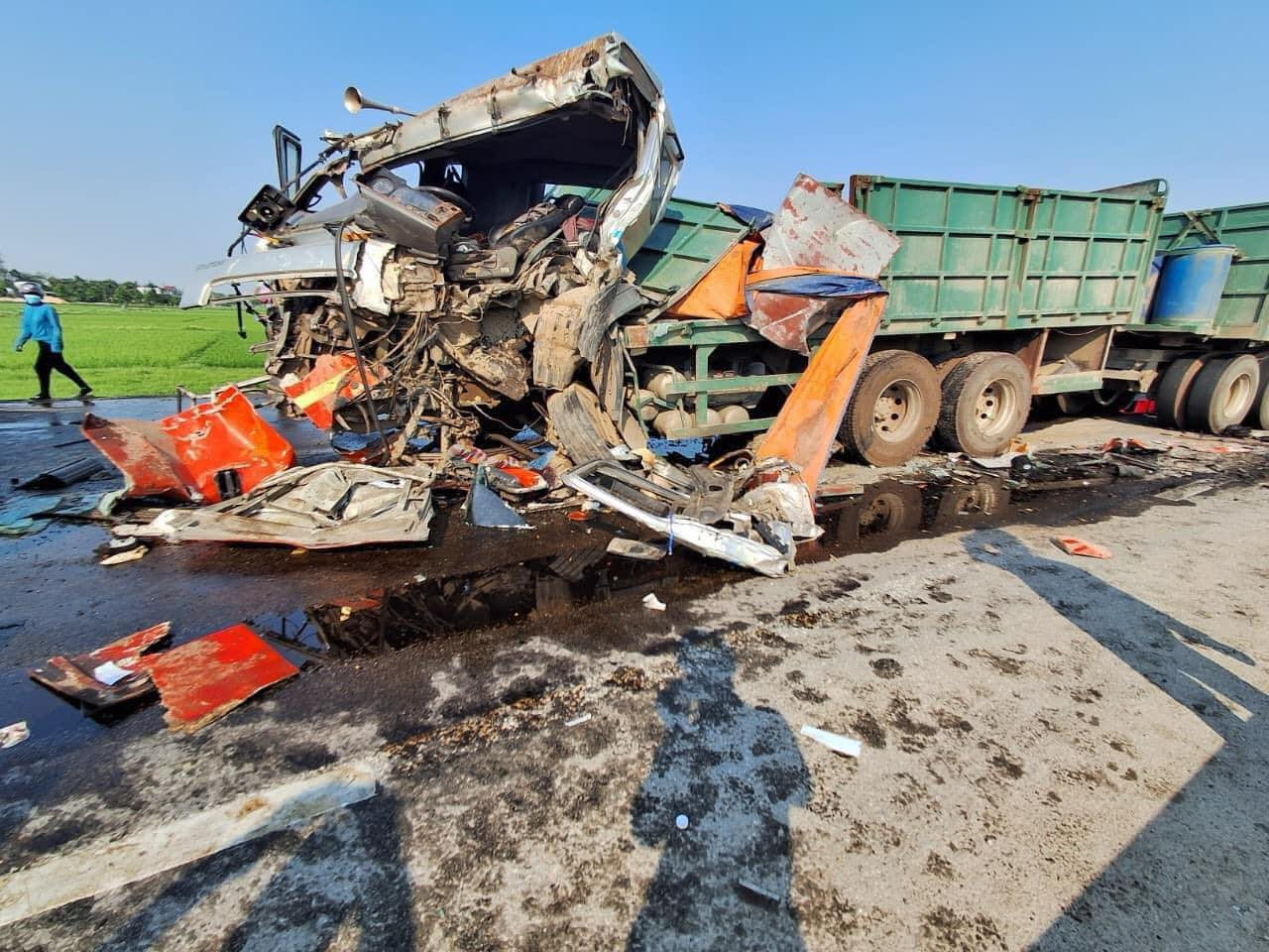 Xe đầu kéo gần như biến dạng phần đầu.