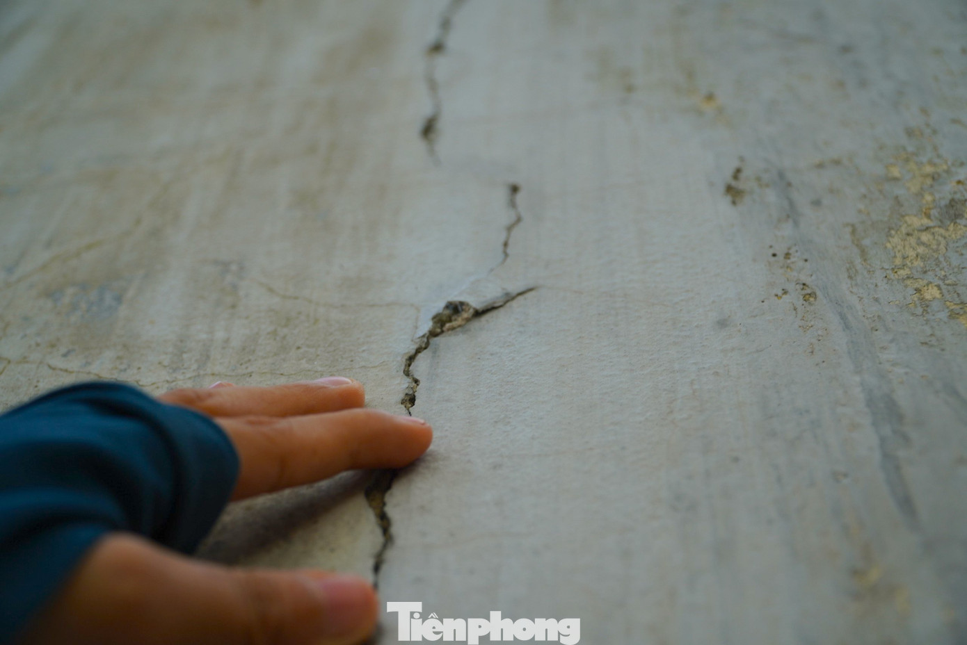 Không chỉ phần mái mà tại vị trí tường đã xuất hiện nhiều vết nứt lớn. Trong ảnh vết nứt tại phòng ngủ của trẻ. Không chỉ phần mái mà tại vị trí tường đã xuất hiện nhiều vết nứt lớn. Trong ảnh vết nứt tại phòng ngủ của trẻ.