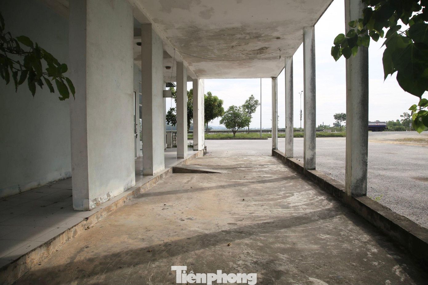 Bên trong dãy nhà quản lý chỉ có một nhân viên làm việc, không có bóng dáng khách, xe cộ ra vào.