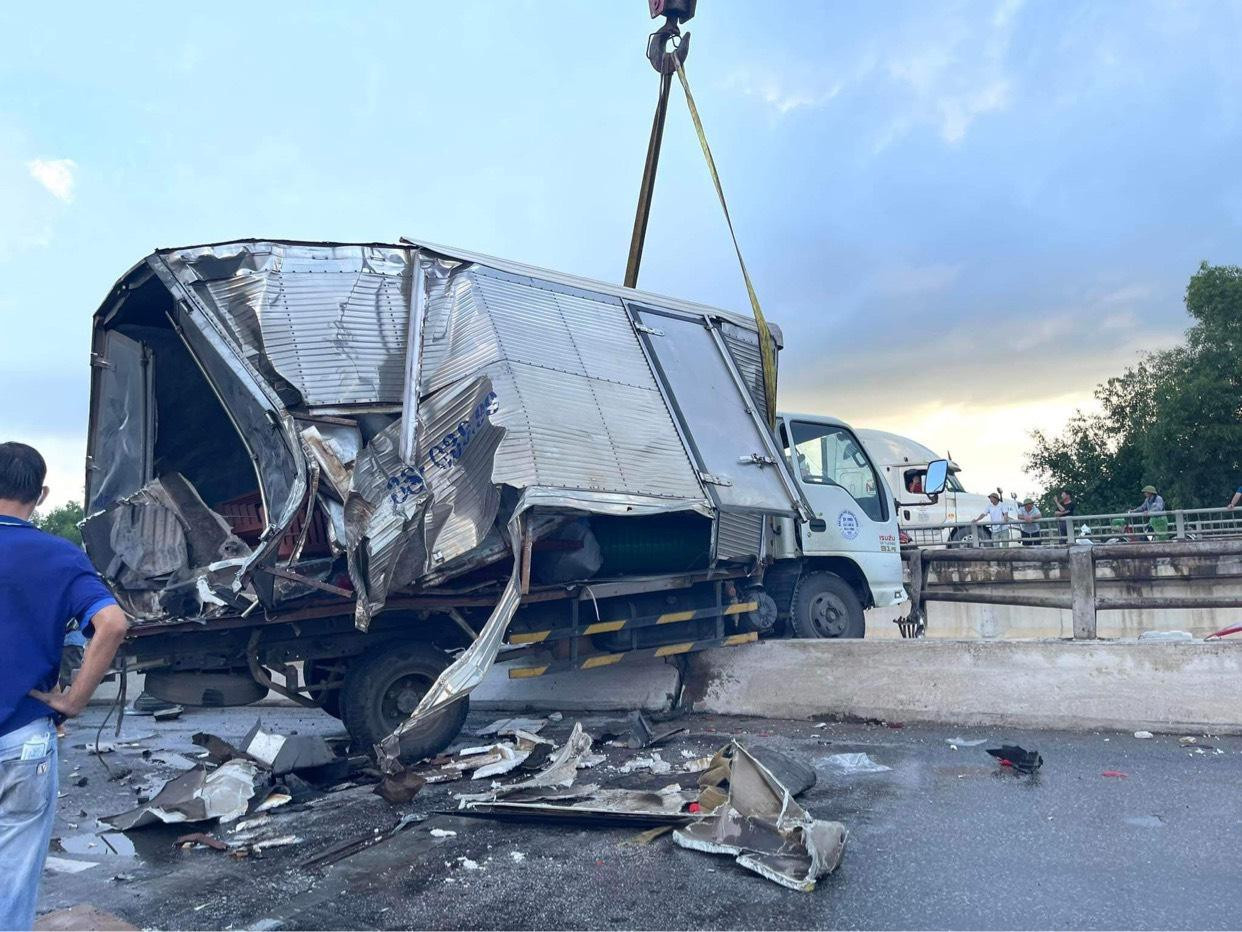 Xe tải lao lên thành cầu sau vụ tai nạn.