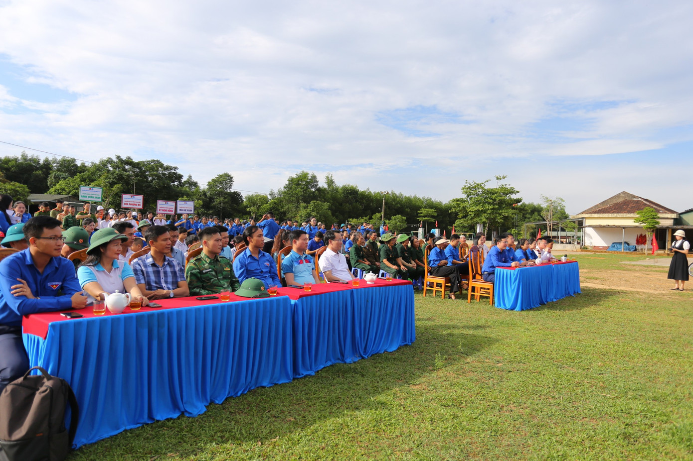 Tham dự chương trình có đại diện Tỉnh Đoàn, Hội LHTN Việt Nam tỉnh, lãnh đạo huyện Kỳ Anh, cùng hơn 300 đoàn viên, thanh niên.