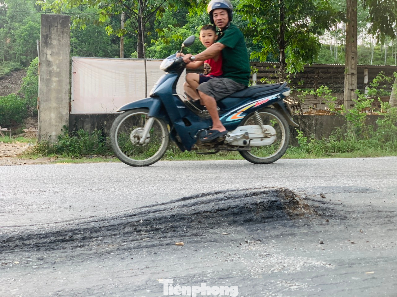 &quot;Sống trâu&quot; xuất hiện ở nhiều nơi, thường sâu từ 5 - 8cm, có những điểm đường lún khiến mặt thảm đường nhô lên cao trên 15cm. Đây là vệt lún do mặt đường không chịu được áp lực của trọng tải xe.