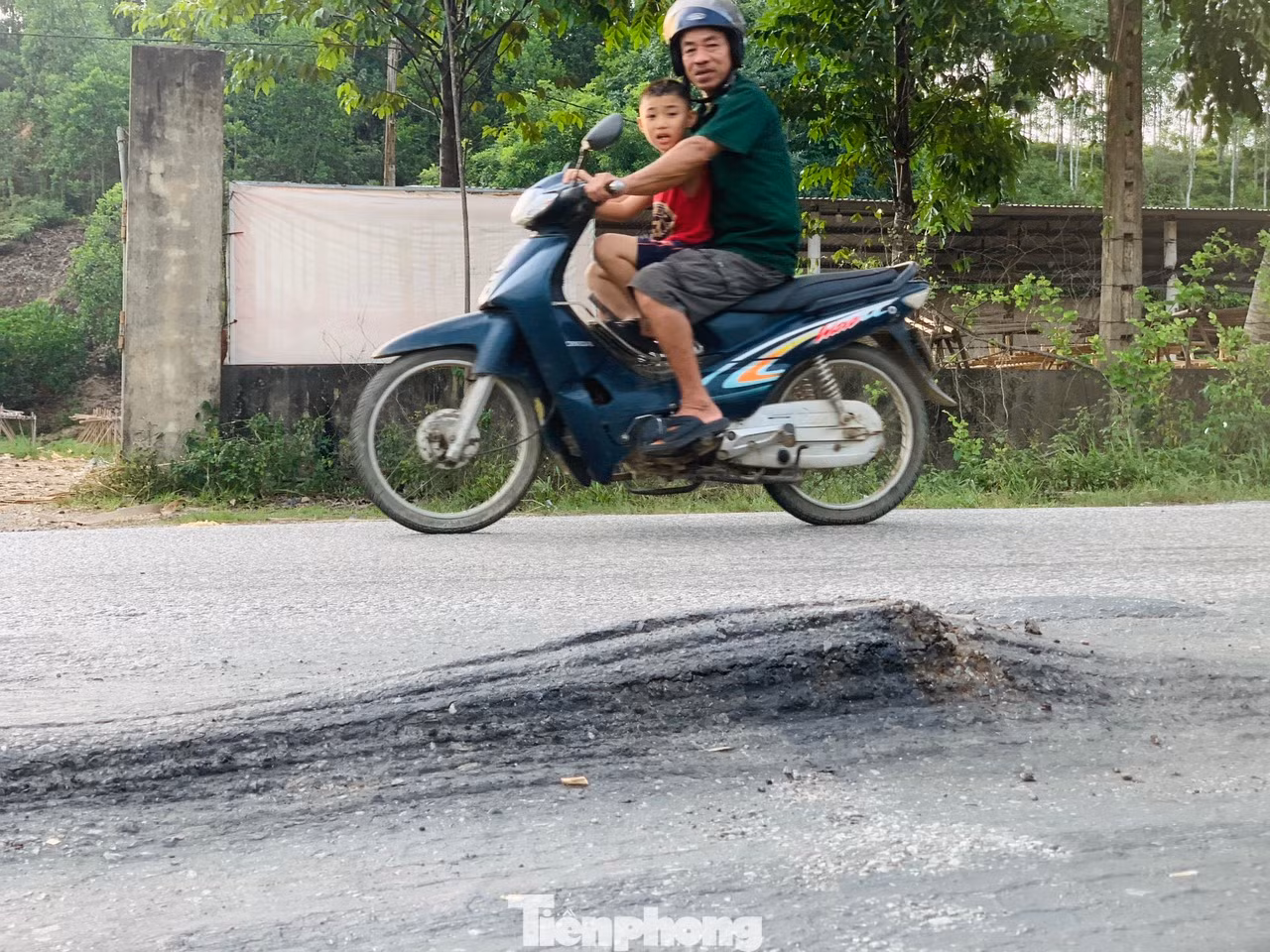 "Sống trâu" xuất hiện ở nhiều nơi, thường sâu từ 5 - 8cm, có những điểm đường lún khiến mặt thảm đường nhô lên cao trên 15cm. Đây là vệt lún do mặt đường không chịu được áp lực của trọng tải xe.
