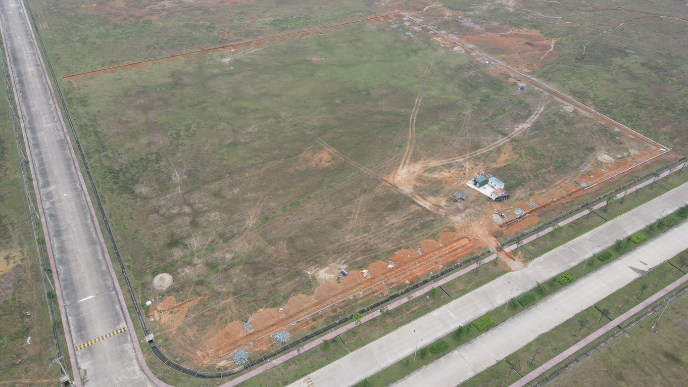 “Những năm gần đây Khu Kinh tế Vũng Áng không phát triển được mạnh và nhanh như kỳ vọng, buộc các nhà đầu tư phải thay đổi chiến lược đầu tư, thay đổi mục tiêu hoặc giãn tiến độ để chờ cơ hội. Đây là nguyên nhân cơ bản nhất dẫn đến việc chậm tiến độ của các dự án tại KKT Vũng Áng, trong đó có dự án của nhà đầu tư Phú Vinh”, ông Đệ cho biết. Trong ảnh một số công trình nằm trong dự án KCN Phú Vinh đang được triển khai.