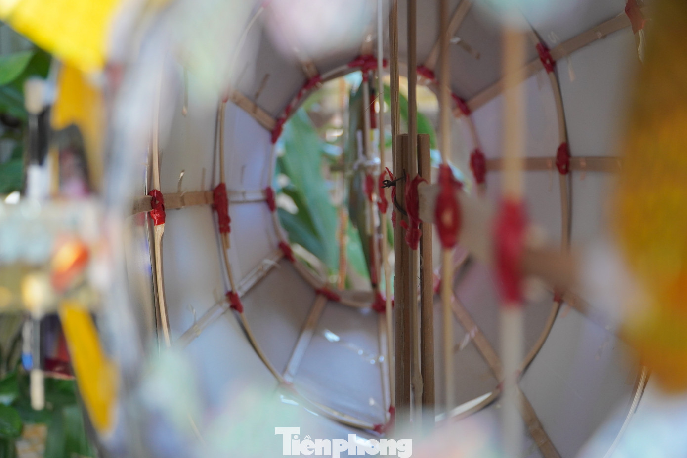 Qua bàn tay khéo léo, ông Dũng đã tạo nên những chiếc đèn trung thu đẹp mắt. Ngoài đèn ông sao, người thợ còn tạo nên đèn con cá... từ chất liệu thân thiện với môi trường.