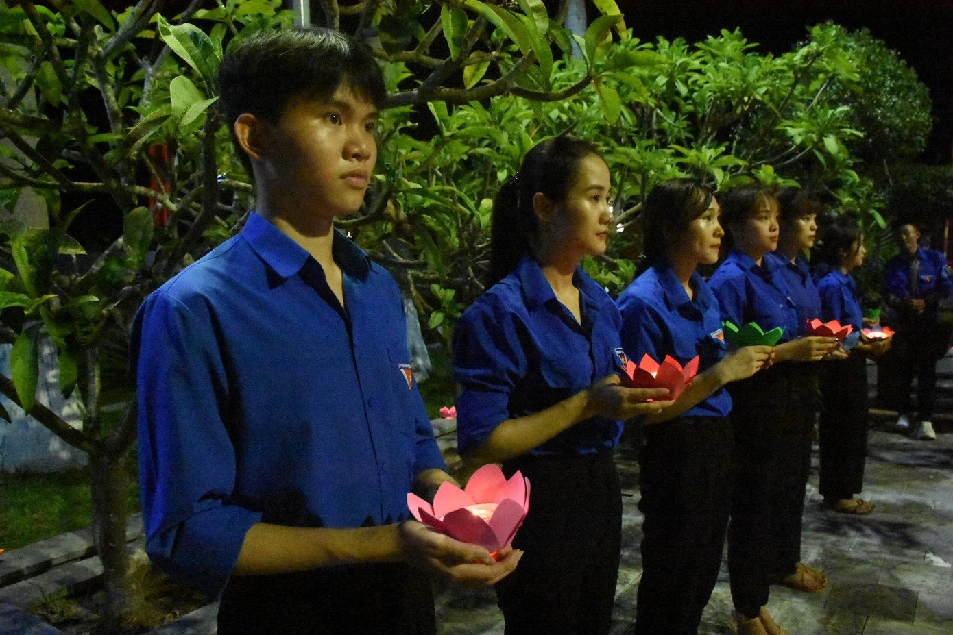 Buổi thắp nến tri ân có sự tham gia của nhiều bạn thanh niên tình nguyện. Buổi thắp nến tri ân có sự tham gia của nhiều bạn thanh niên tình nguyện.