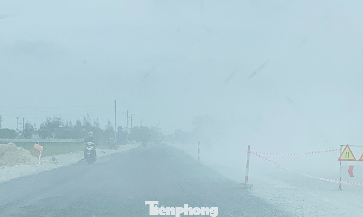 Bụi bay trắng xoá dọc tuyến đường thi công. Bụi bay trắng xoá dọc tuyến đường thi công.