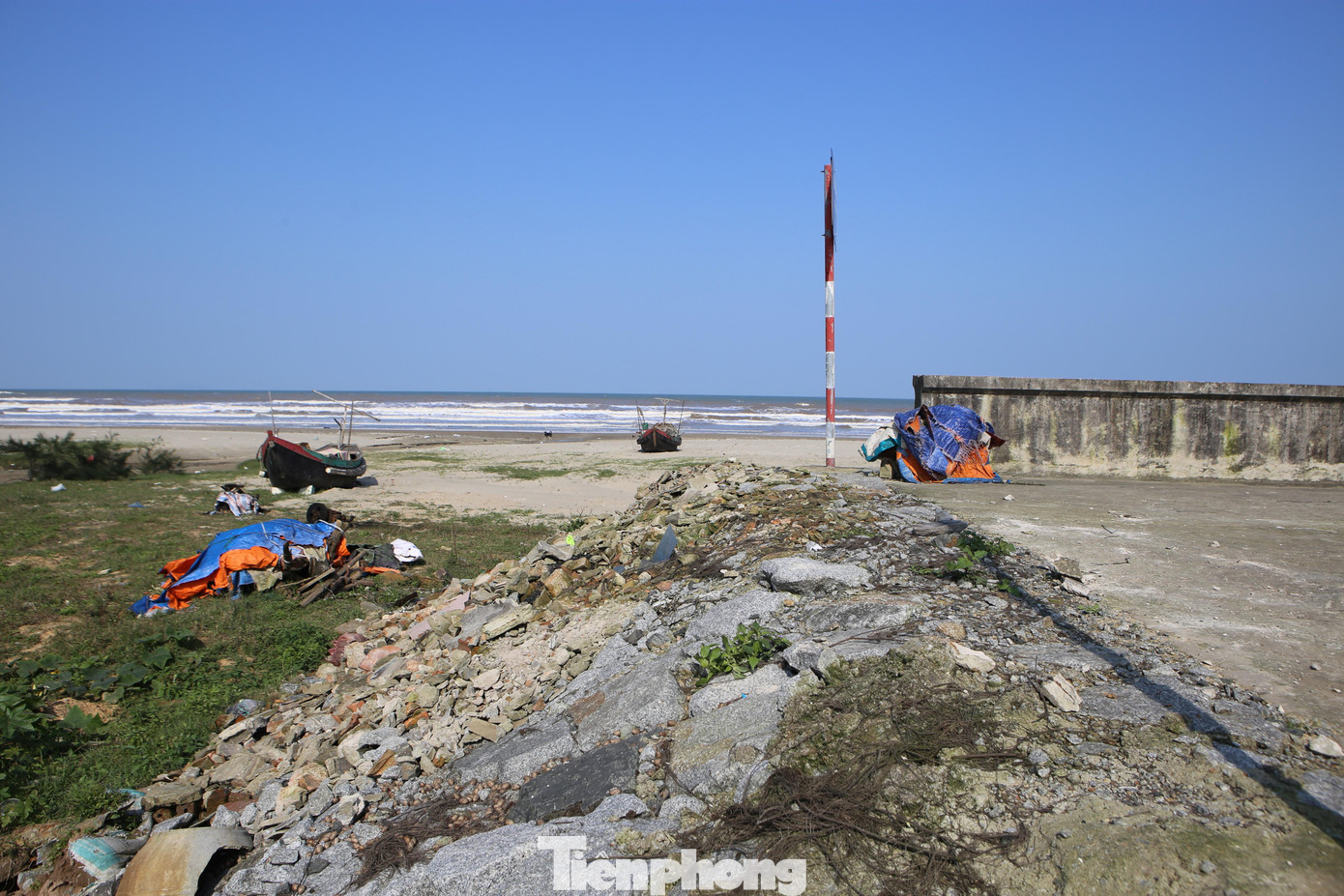 Công trình đê biển tạm ngừng thi công. Đoạn từ thôn Song Nam kéo dài đến xã Cổ Đạm vẫn chưa được triển khai.