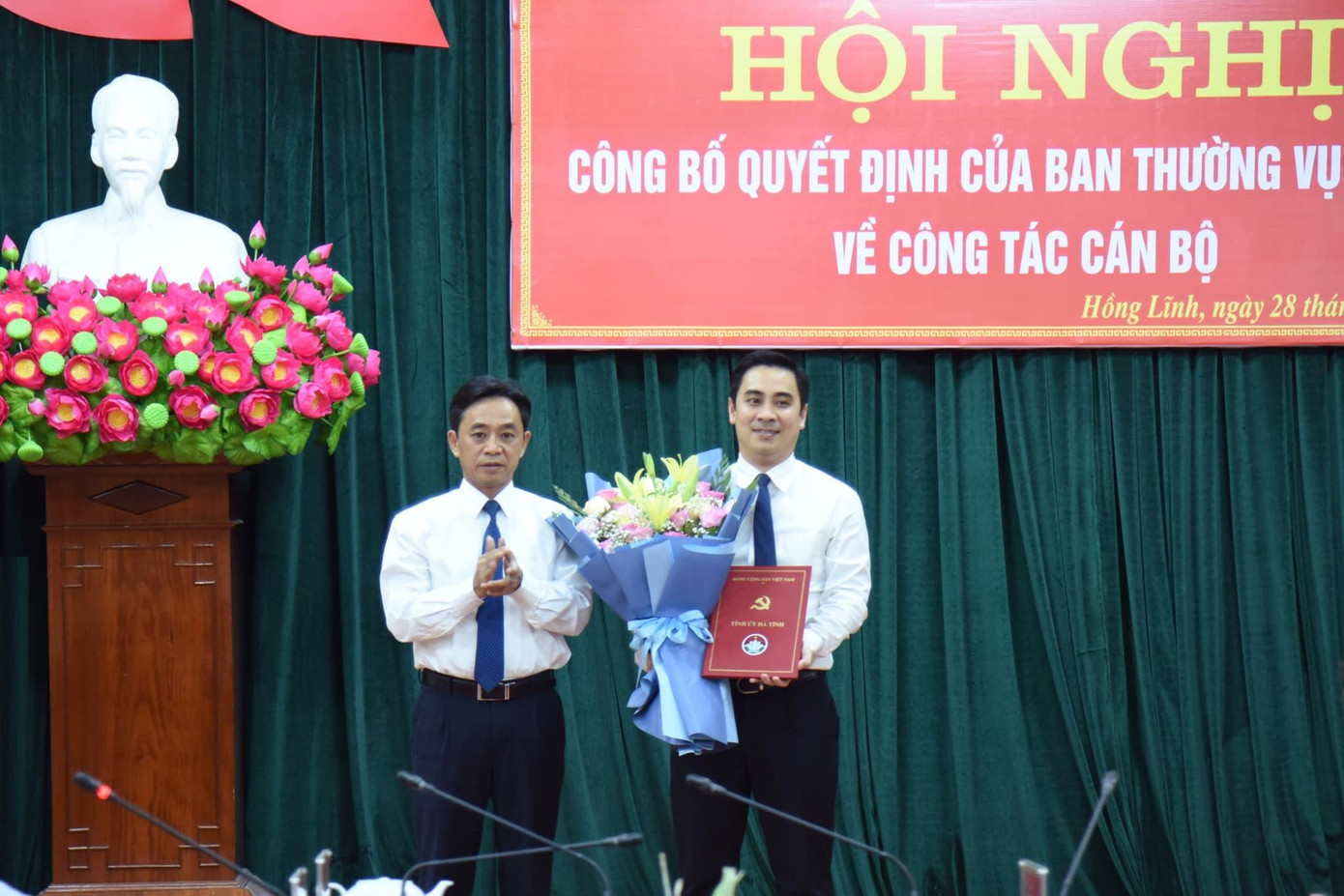 Phó Bí thư Thường trực Tỉnh uỷ Trần Thế Dũng trao quyết định điều động ông Lê Thành Đông làm Bí thư Thị uỷ Hồng Lĩnh. Phó Bí thư Thường trực Tỉnh uỷ Trần Thế Dũng trao quyết định điều động ông Lê Thành Đông làm Bí thư Thị uỷ Hồng Lĩnh.