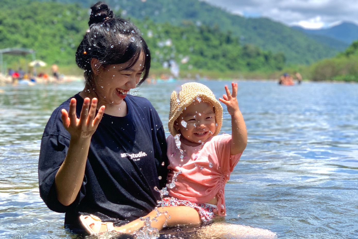 Dòng nước mát lạnh khiến du khách thích thú.