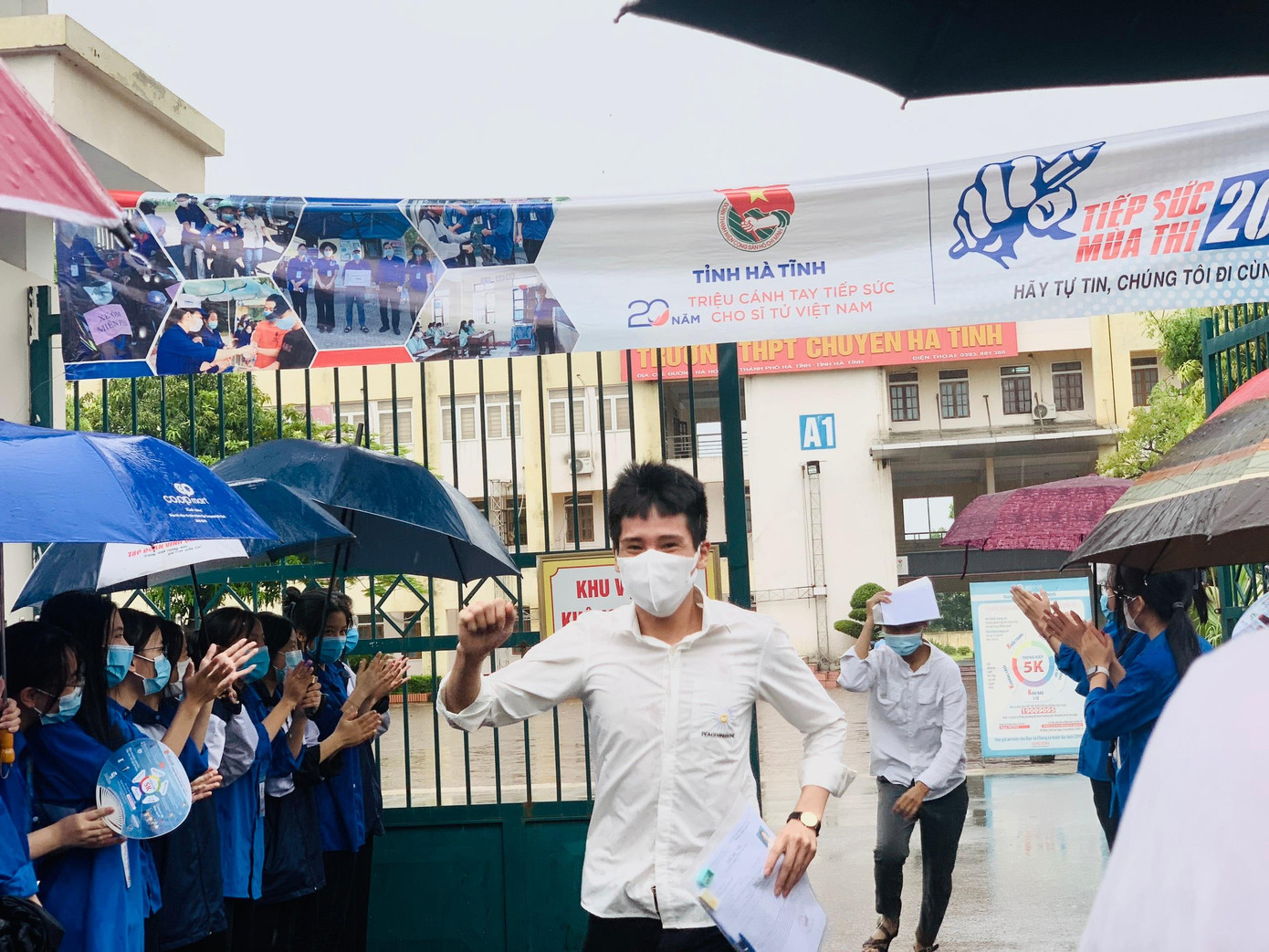 Cảm động tình nguyện viên che ô cho thí sinh giữa trời mưa lớn ảnh 12