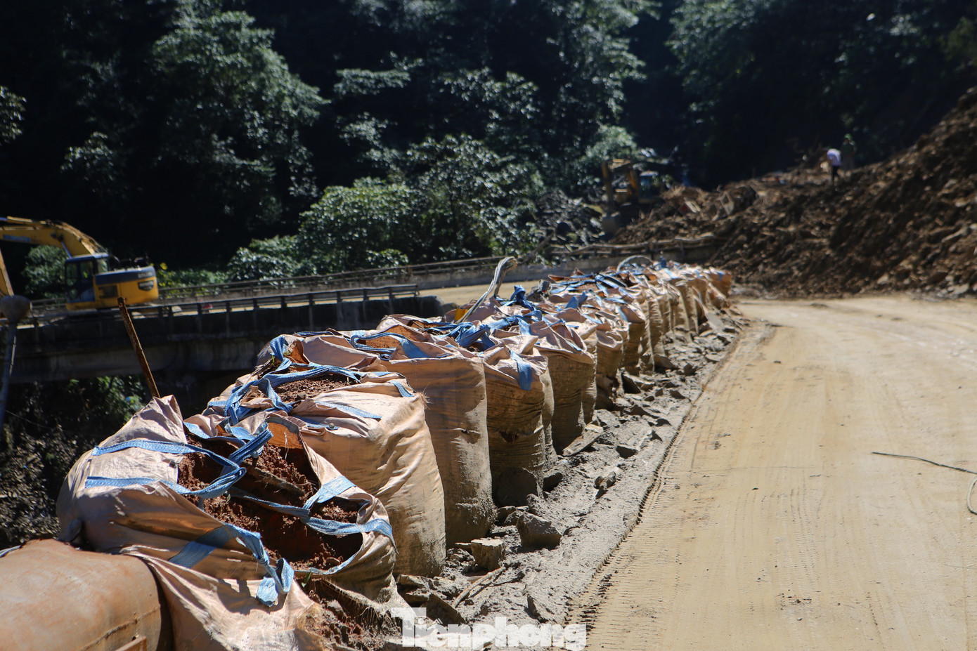 Trên tuyến có những vị trí cầu xuống cấp, để lộ phần thép. Một số đoạn taluy bị sạt lở, ngành chức năng đã dùng những bao tải đựng đất, cát để làm bờ. Tuy nhiên, biện pháp này cũng chỉ mang tính tạm thời để chờ phương án thi công. Trên tuyến có những vị trí cầu xuống cấp, để lộ phần thép. Một số đoạn taluy bị sạt lở, ngành chức năng đã dùng những bao tải đựng đất, cát để làm bờ. Tuy nhiên, biện pháp này cũng chỉ mang tính tạm thời để chờ phương án thi công.