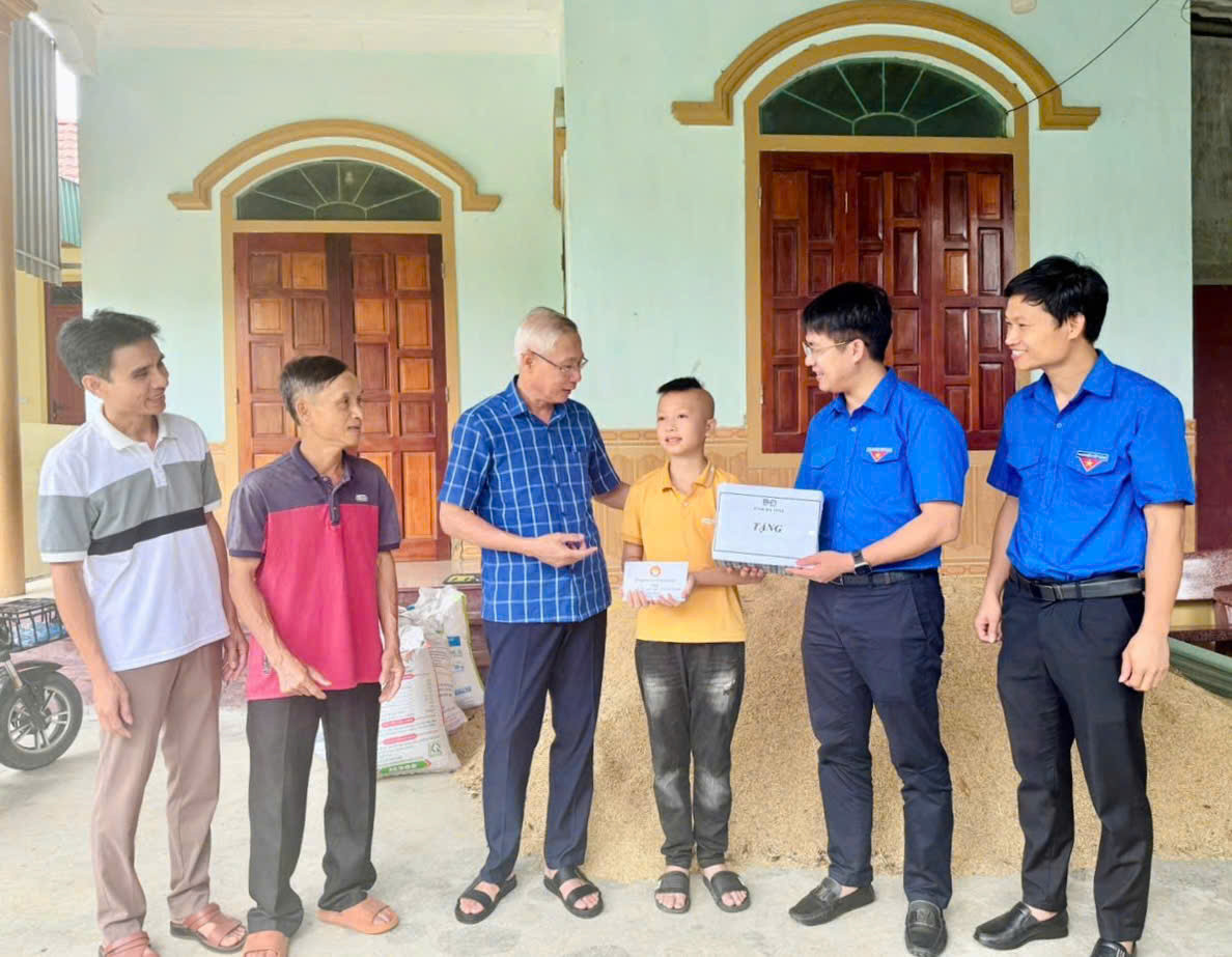 Tỉnh Đoàn, Hội đồng Đội tỉnh Hà Tĩnh phối hợp Hội Khuyến học tỉnh đến thăm, trao tặng học bổng và quà động viên em Trần Đình Nghĩa. Tỉnh Đoàn, Hội đồng Đội tỉnh Hà Tĩnh phối hợp Hội Khuyến học tỉnh đến thăm, trao tặng học bổng và quà động viên em Trần Đình Nghĩa.