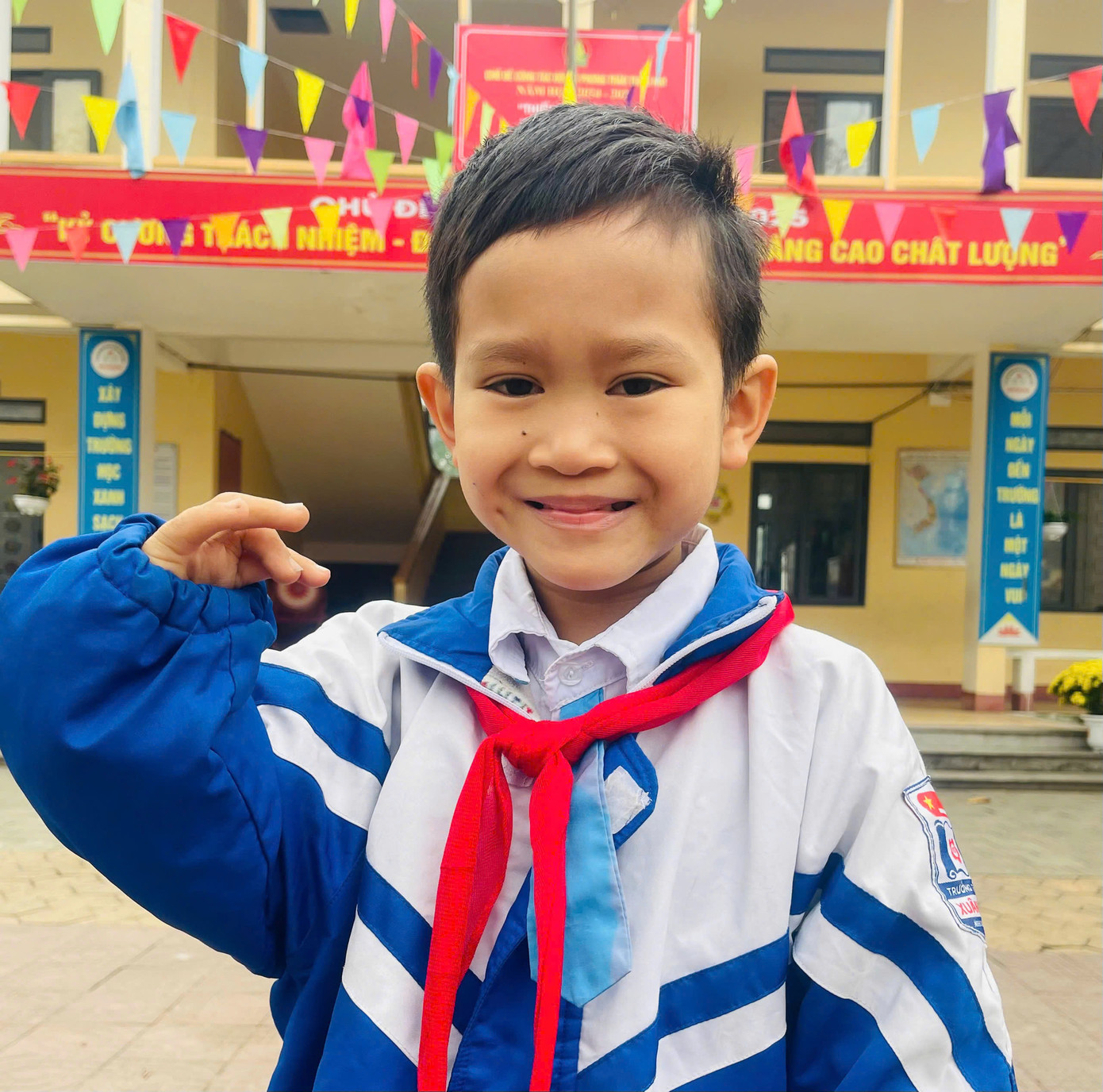 Sinh ra trong gia đình có hoàn cảnh khó khăn, song Quang luôn nghị lực vươn lên đầy lạc quan.