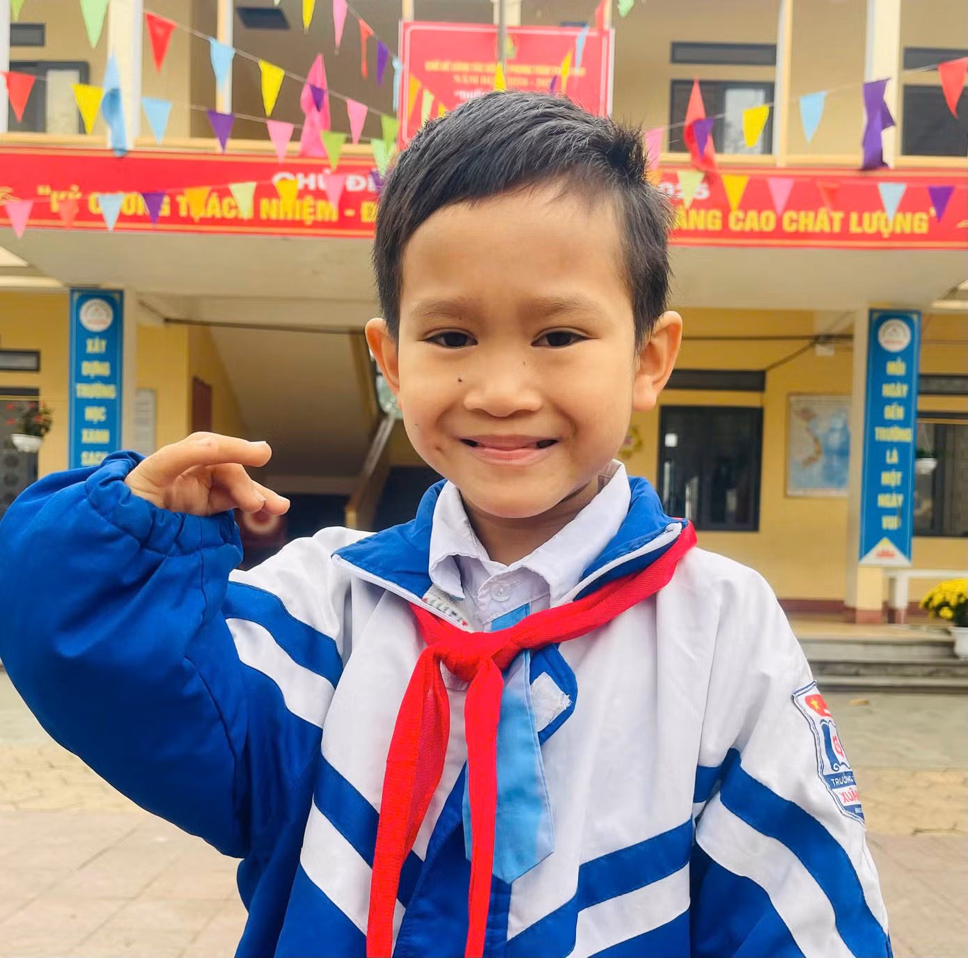 Sinh ra trong gia đình có hoàn cảnh khó khăn, song Quang luôn nghị lực vươn lên đầy lạc quan.