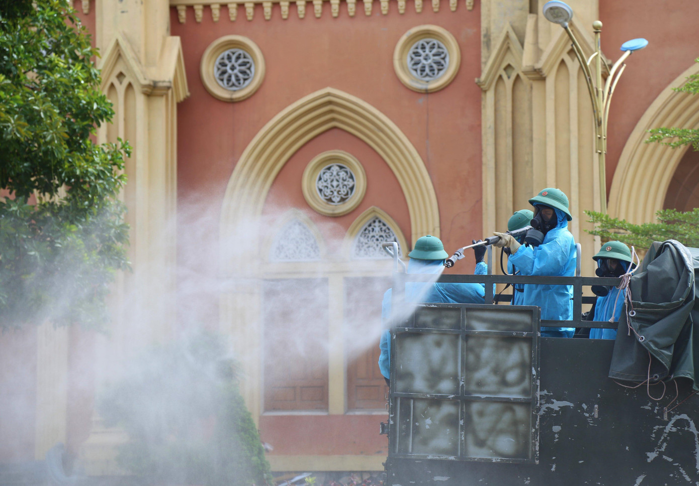 Lực lượng phun khử khuẩn tại xã Thạch Long (huyện Thạch Hà). Lực lượng phun khử khuẩn tại xã Thạch Long (huyện Thạch Hà).