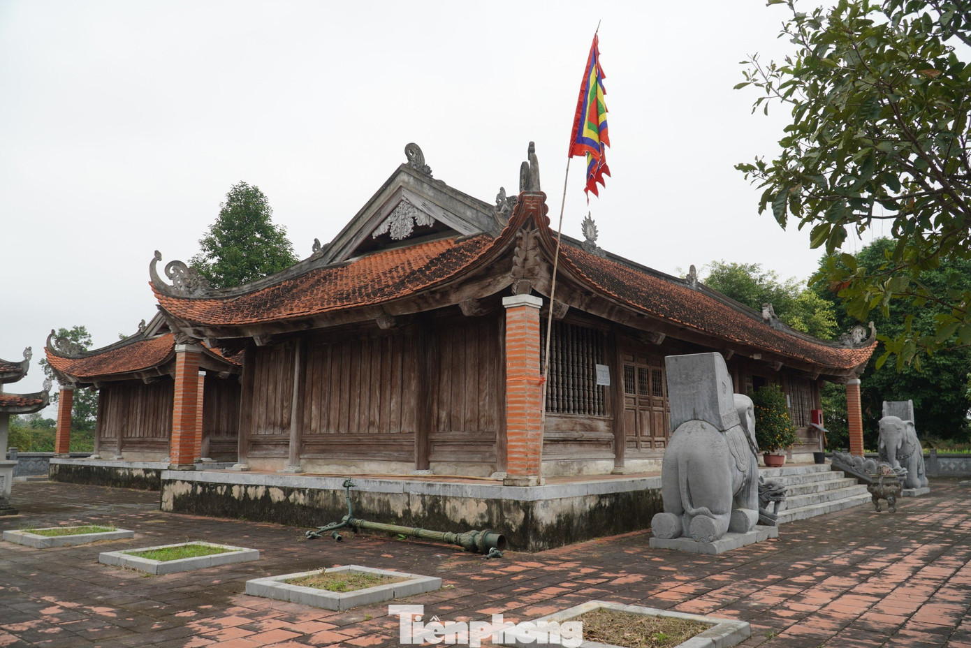 Ngôi đền nổi tiếng với câu chuyện Đức Thánh Mẫu báo mộng giúp vua Hàm Nghi. Tương truyền, ngày 20/9/1885, vua Hàm Nghi khi chạy giặc đã đi qua khu vực đất của đền Trầm Lâm và nghỉ ở đây một đêm. Nhà vua vừa chợp mắt, trong giấc mơ, một vị tiên nữ trong bộ trang phục màu xanh hiện ra, báo mộng “Bọn bạch quỷ (thực dân Pháp) đang đưa quân vây ráp, nhà vua cần phải định liệu, nếu ở lại thì sát dân”...