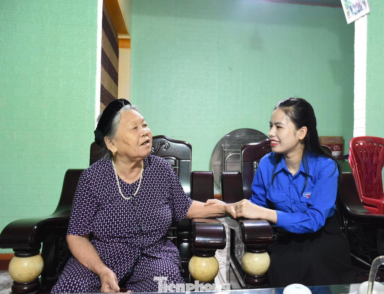 Chị Nguyễn Ny Hương trong lần hoạt động tình nguyện tại địa phương. Chị Nguyễn Ny Hương trong lần hoạt động tình nguyện tại địa phương.